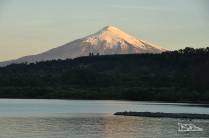 Fim de tarde em Pucón, no sul do Chile, com o vulcão Villarrica ao fundo